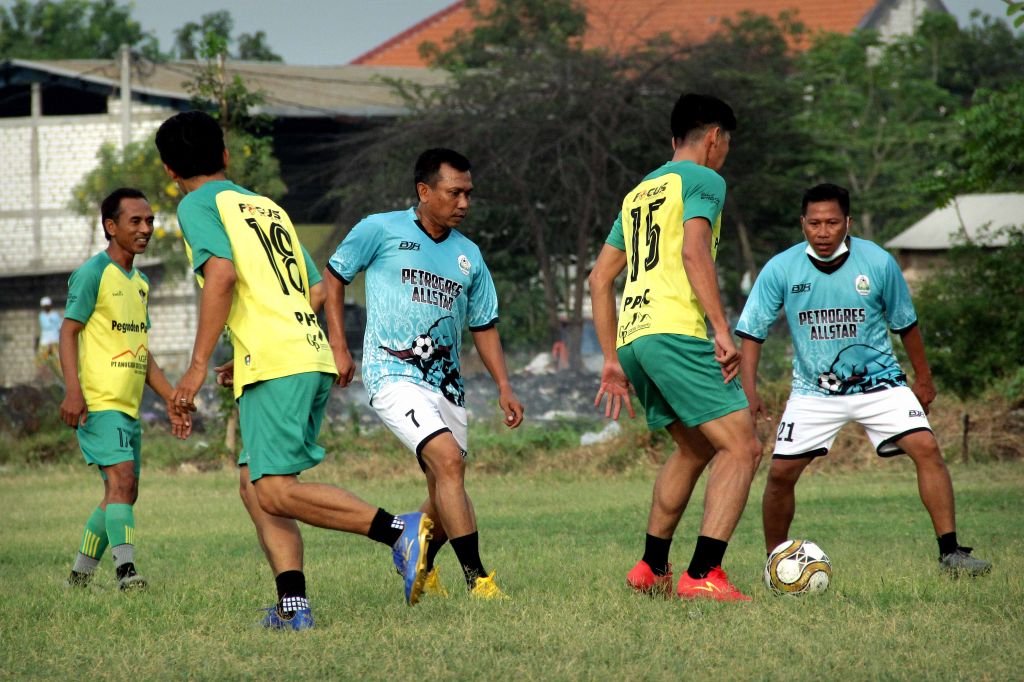 Widodo C Putra dalam laga persahabatan di lapangan Desa Peganden, Gresik (Foto-foto: Sahlul Fahmi/jatimnow.com)