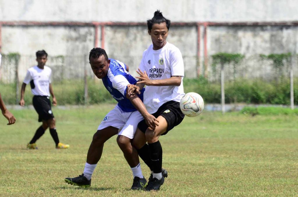 Persegres Putra (putih) saat uji coba di kandang Mojosari Putra (Foto: Media Officer Mojosari Putra for jatimnow.com)