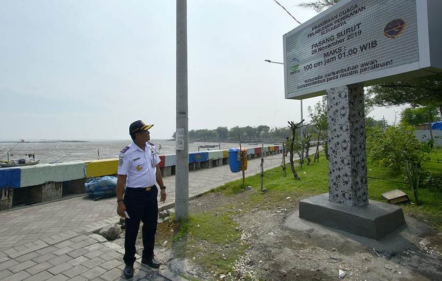 Irvan Wahyudrajat memantau Weather Information Display (WID) untuk para nelayan