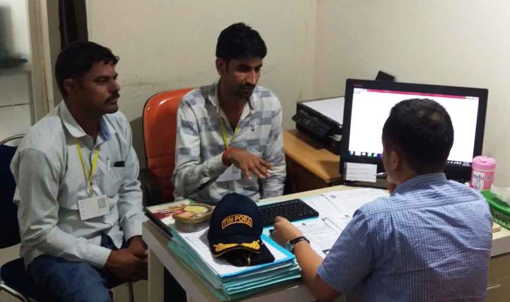 Dua WNA asal India saat diperiksa di Kantor Imigrasi Kelas 1 Tanjung Perak.