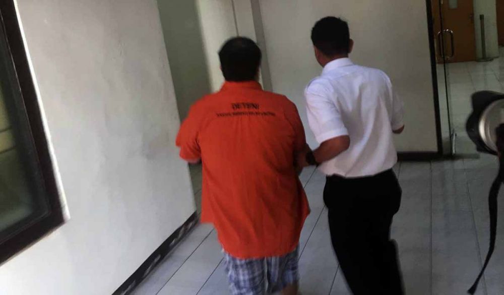 Faris (kiri), WNA Lebanon saat diperiksa di Kantor Imigrasi Kelas II Non TPI Blitar