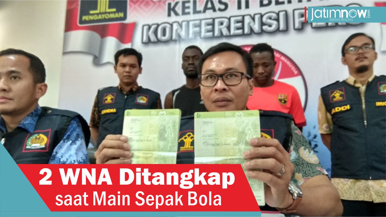 Video: 2 WNA Ditangkap saat Main Sepak Bola
