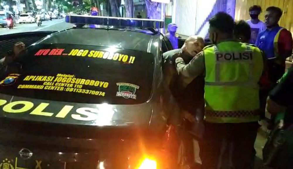 Polisi mengevakuasi WNA yang tepergok mencuri sosis di minimarket Jalan Wali Kota Mustajab, Surabaya