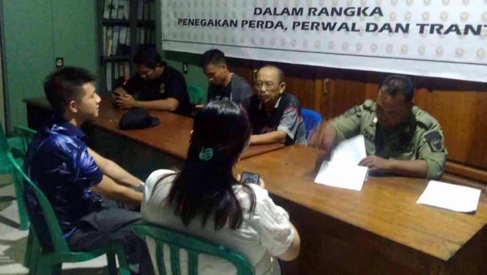 WN Tiongkok dan teman perempuannya didata di Kantor Satpol PP Kota Kediri