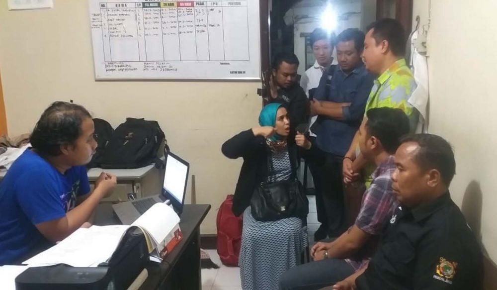 Sari Hanane (berjilbab), Warga Negara Maroko saat berada di Mapolsek Sukolilo