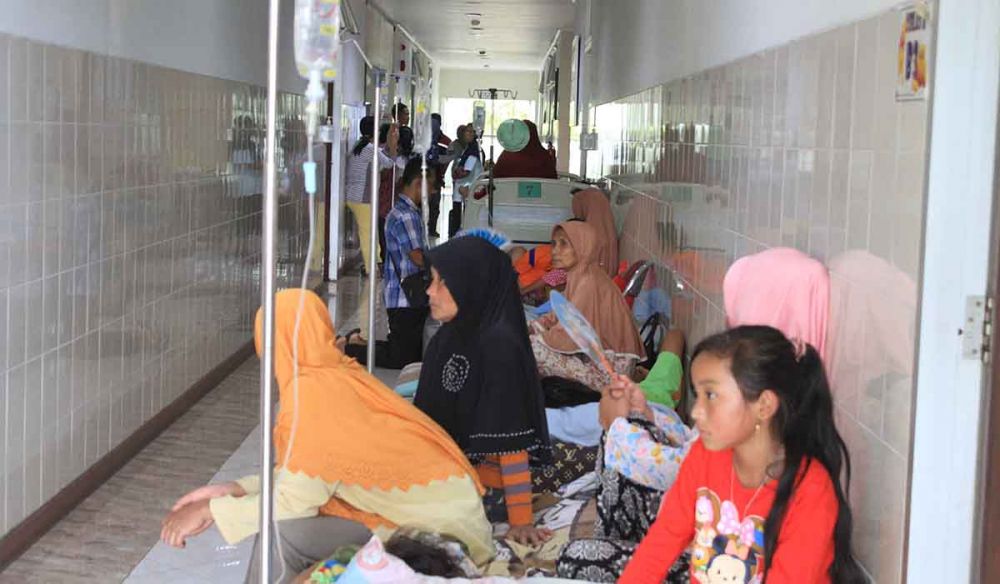 Sejumlah pasien anak dirawat di lorong RSUD Dr Hardjono Ponorogo