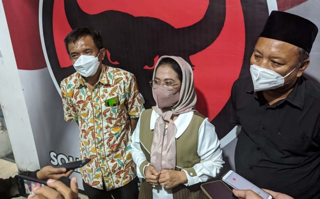 Sekretaris PDIP Jatim Sri Untari (tengah) dan Wabup Bojonegoro Budi Irawanto (kiri)