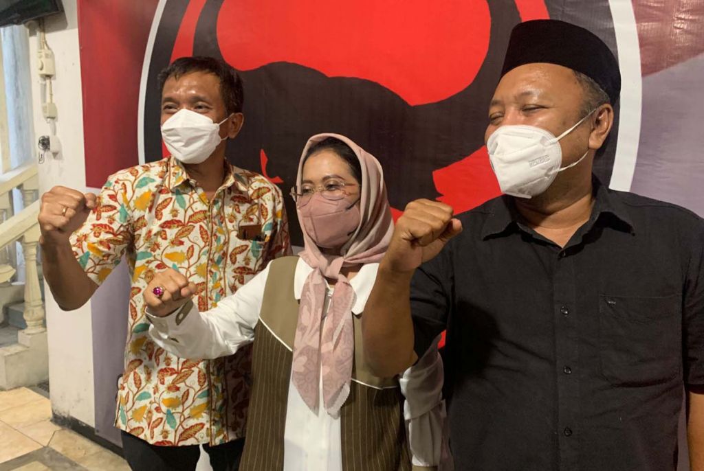 Wabup Bojonegoro Budi Irawanto (kiri) bersama Sekretaris PDIP Jatim Sri Untari (tengah)