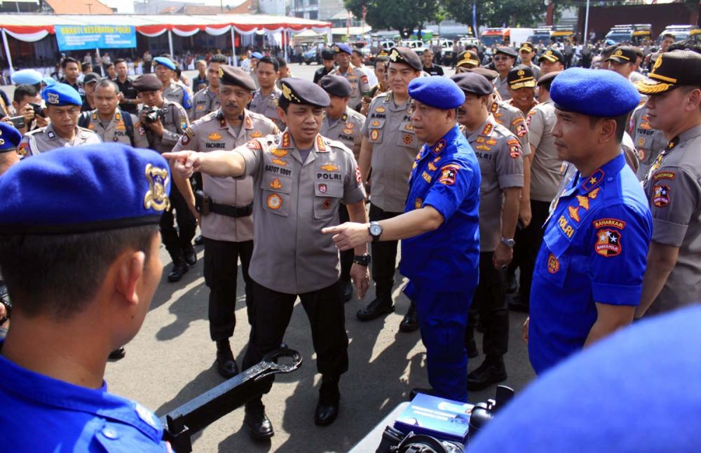 Wakapolri Komjen Pol Gatot Eddy Pramono meninjau kesiapan personel dan perangkat pengamanan di sela Rakernis Baharkam Polri di Pusdik Porong, Sidoarjo, Selasa (10/3/2020)
