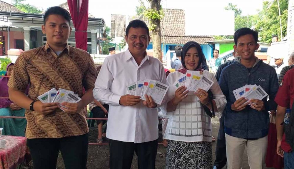 Wabup Mojokerto Pungkasiadi saat mencoblos bersama keluarganya