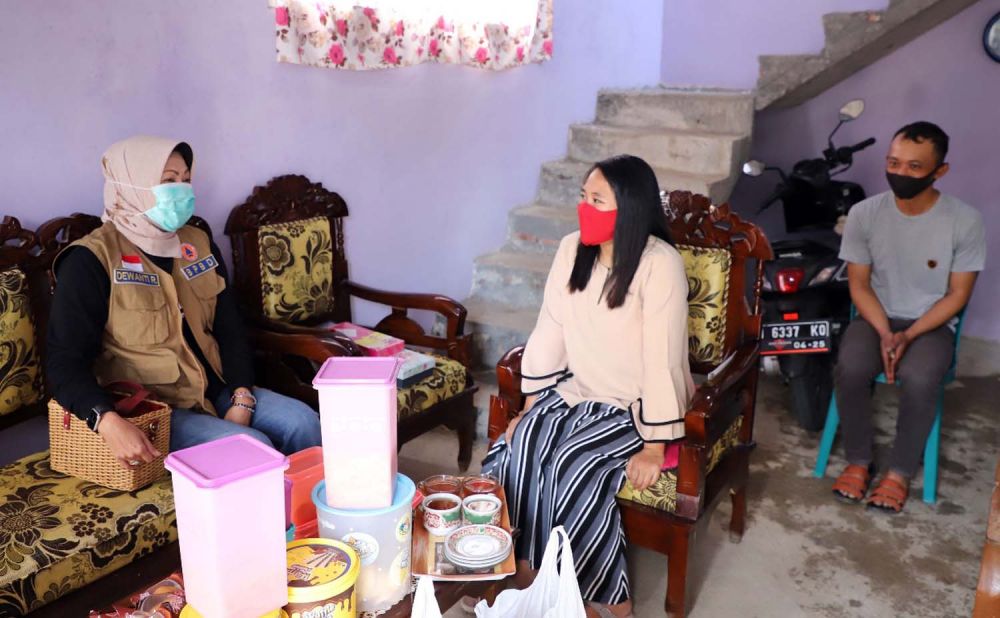 Wali Kota Batu Dewanti Rumpoko saat menjenguk Fitria Romantika, ibu muda yang melahirkan di kamar mandi