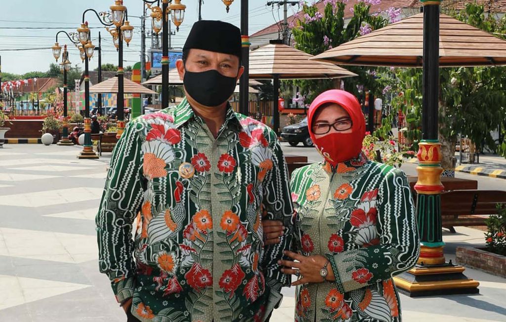 Wali Kota Madiun Maidi dan istrinya, Yuni Setyowati (Foto: Akun Instagram @PakMaidi)
