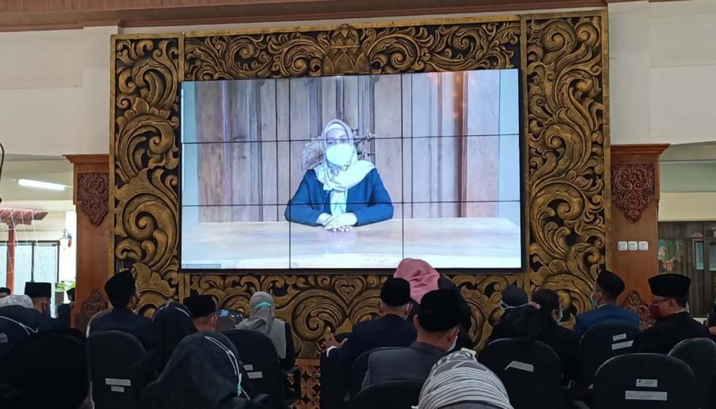Wali Kota Mojokerto Ika Puspitasari atau Ning Ita memimpin acara secara virtual