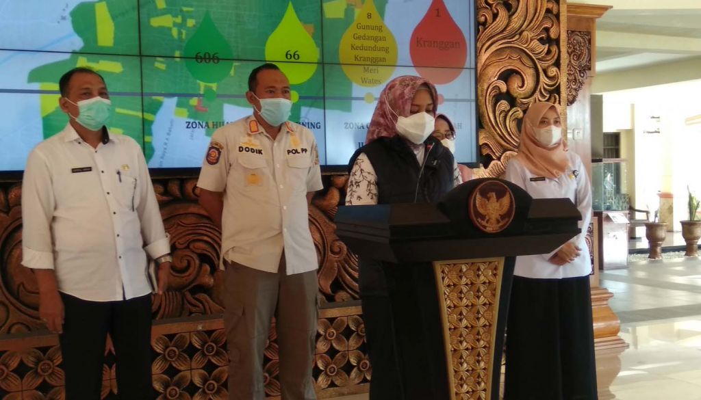 Wali Kota Mojokerto, Ika Puspitasari (Ning Ita) memimpin pers rilis dari rumah dinasnya