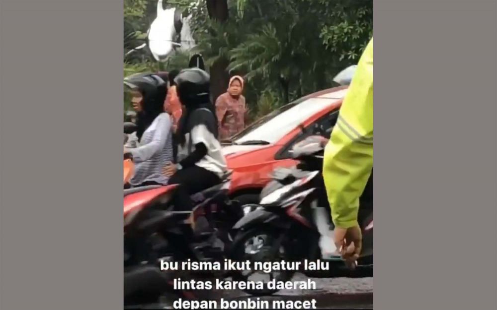 Tangkapan layar video Wali Kota Risma mengatur lalu lintas di KBS yang diunggah akun Instagram @aslisuroboyo