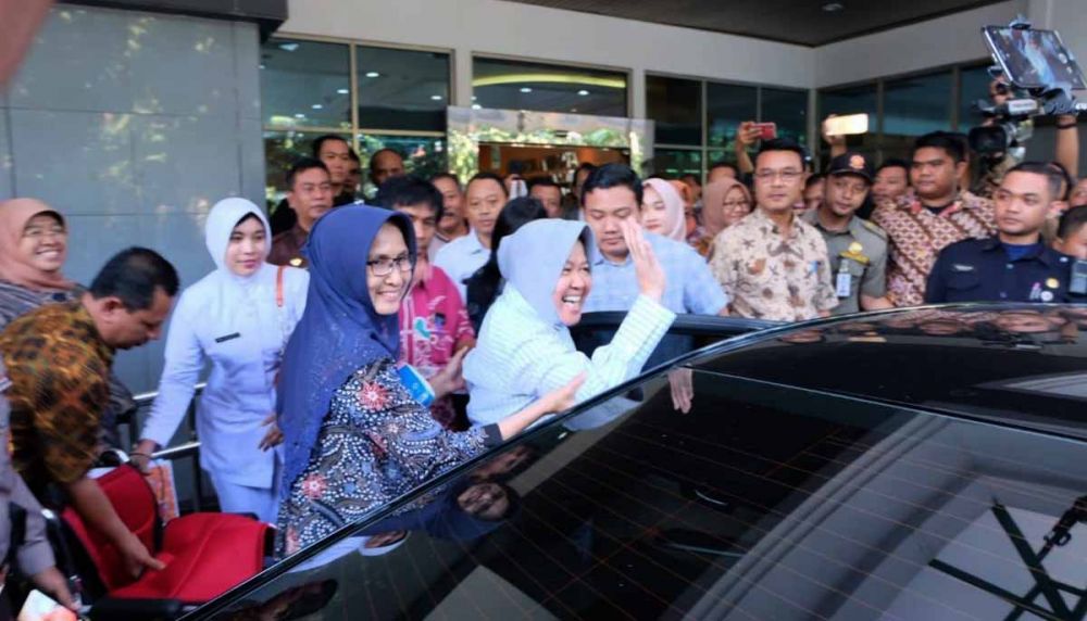 Wali Kota Risma saat keluar dari RSU dr Soetomo setelah dinyatakan sembuh dan sehat