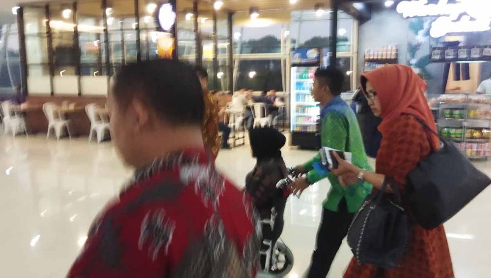 Wali Kota Surabaya Tri Rismaharini di Bandara Internasional Juanda dan akan bertolak ke Singapura (foto-foto: Jajeli Rois/jatimnow.com)