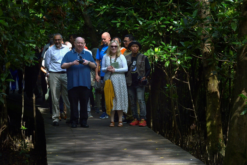 Wali Kota Liverpool Berburu Foto di Mangrove Wonorejo