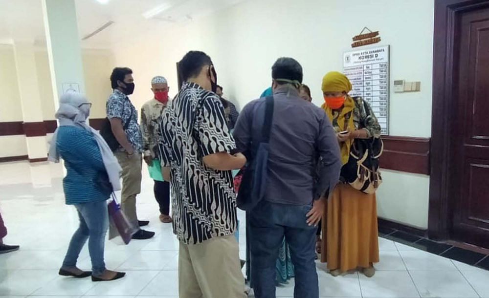 Sejumlah wali murid di gedung DPRD Kota Surabaya