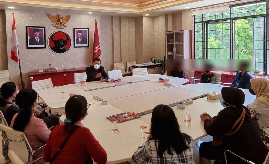 Sekretaris Fraksi PDIP Abdul Ghoni Mukhlas Ni'am saat menerima wali murid di ruang fraksi DPRD Surabaya