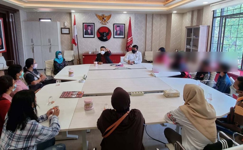 Pengakuan Wali Murid di Surabaya yang Diwajibkan Beli Seragam Sekolah