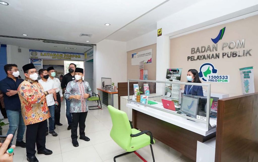 Wakil Menteri Agama, Zainut Tauhid didampingi Bupati Anas melihat mal pelayanan publik di Banyuwangi