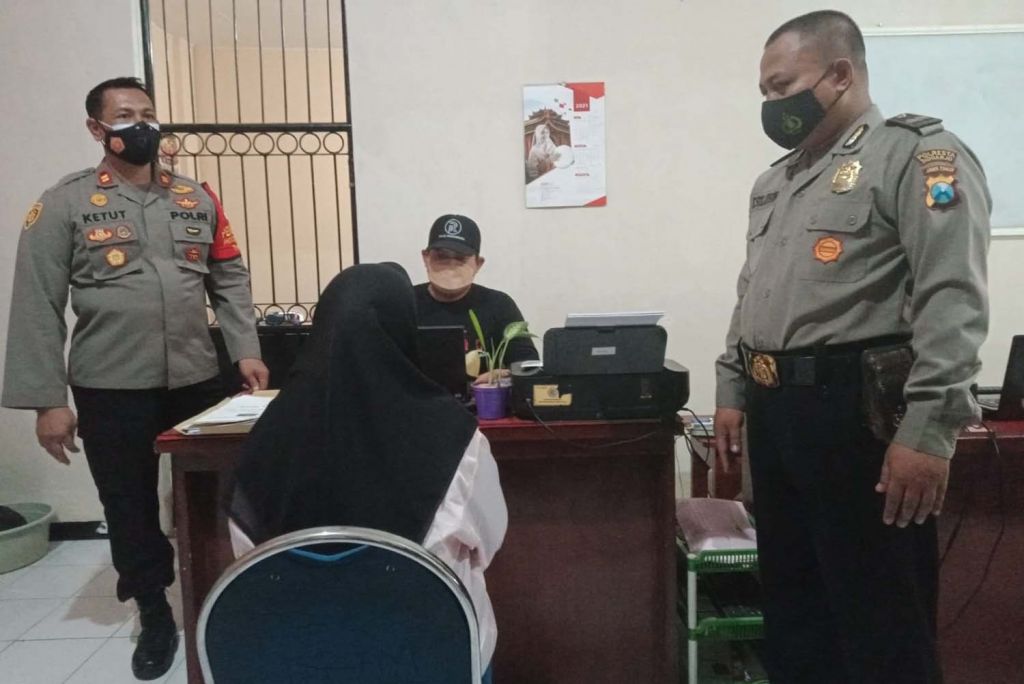 Wanita yang membuang bayinya diamankan di Mapolsek Sukodono, Sidoarjo