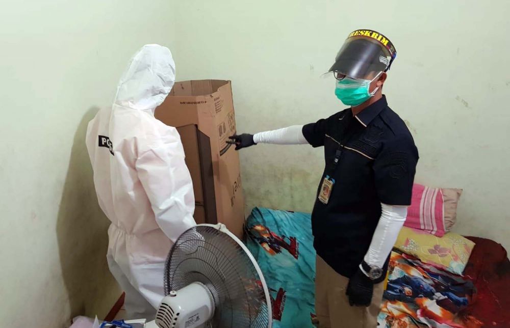 Kasat Reskrim Polrestabes Surabaya AKBP Sudamiran saat menunjukkan kardus tempat mayat korban disimpan terduga pelaku