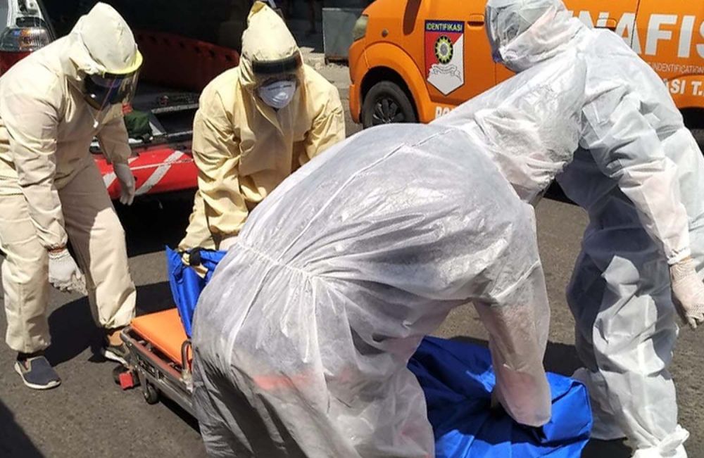 Proses evakuasi jenazah wanita yang meninggal mendadak dalam taksi online di Surabaya