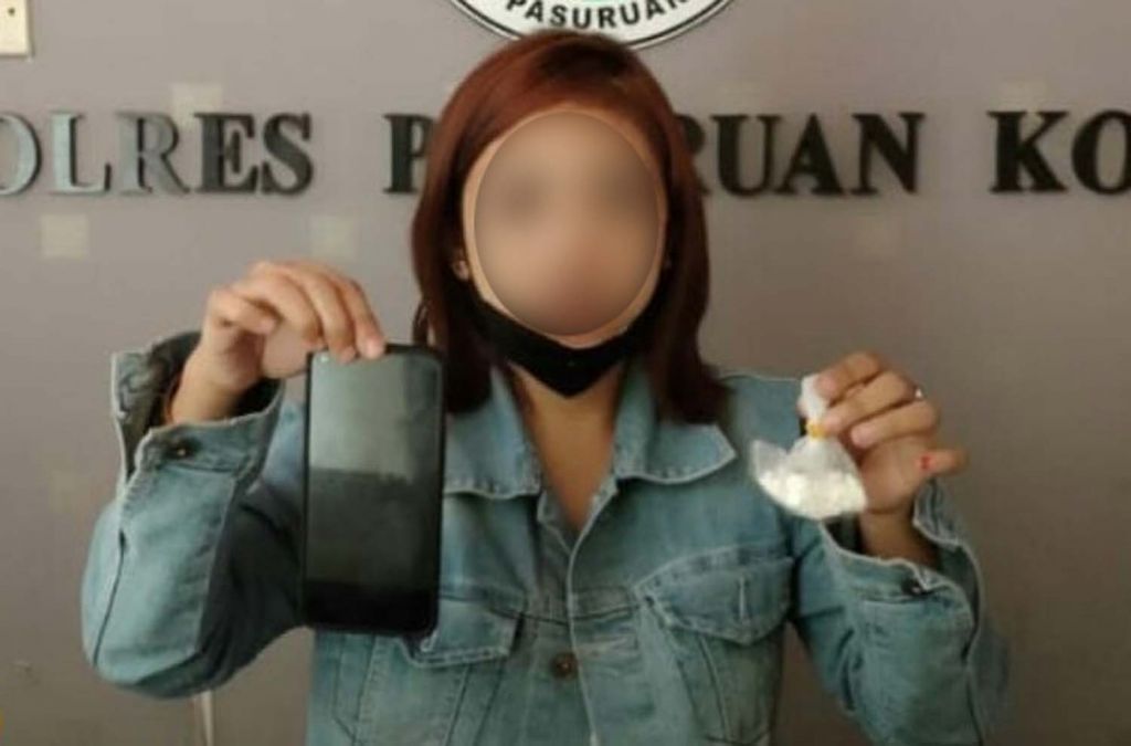 Wanita muda yang menjual obat keras berbahaya atau obat terlarang diamankan di Mapolres Pasuruan Kota
