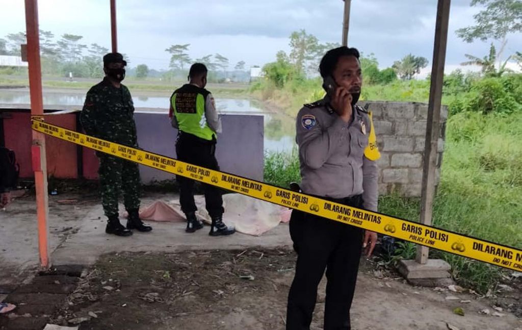 Polisi melakukan identifikasi di TKP