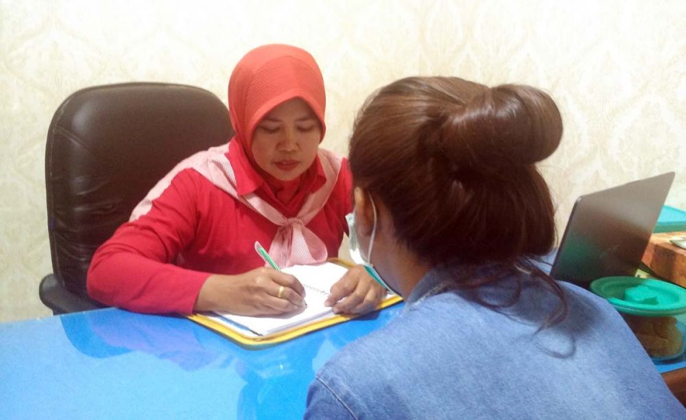 KA, wanita muda yang mengaku dihamili Kades Bs saat melapor ke Unit PPA Polres Pasuruan