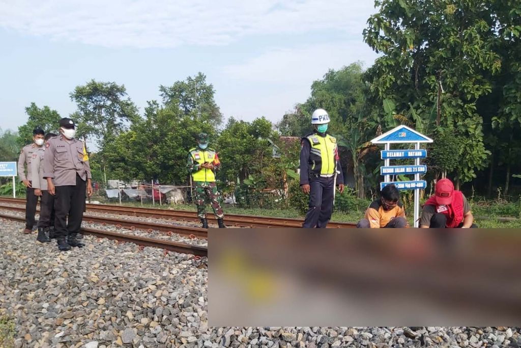 Polisi melakukan identifikasi di lokasi kejadian
