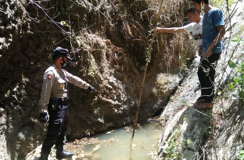 Polisi menunjukkan belik tempat ditemukannya jasad korban