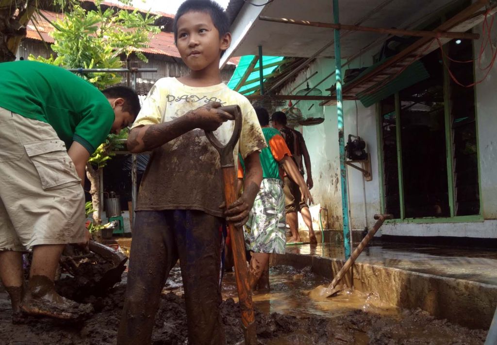 Warga di Probolinggo berjibaku bersihkan lumpur akibat banjir
