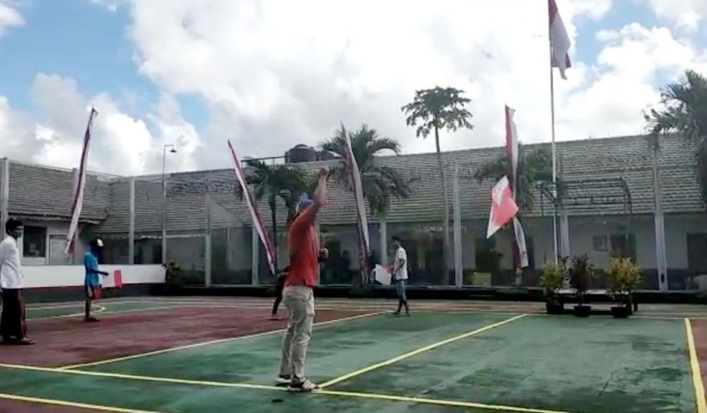 Merayakan HUT ke-75 RI, Warga Binaan Lapas Banyuwangi terbangkan 75 layang-layang merah putih