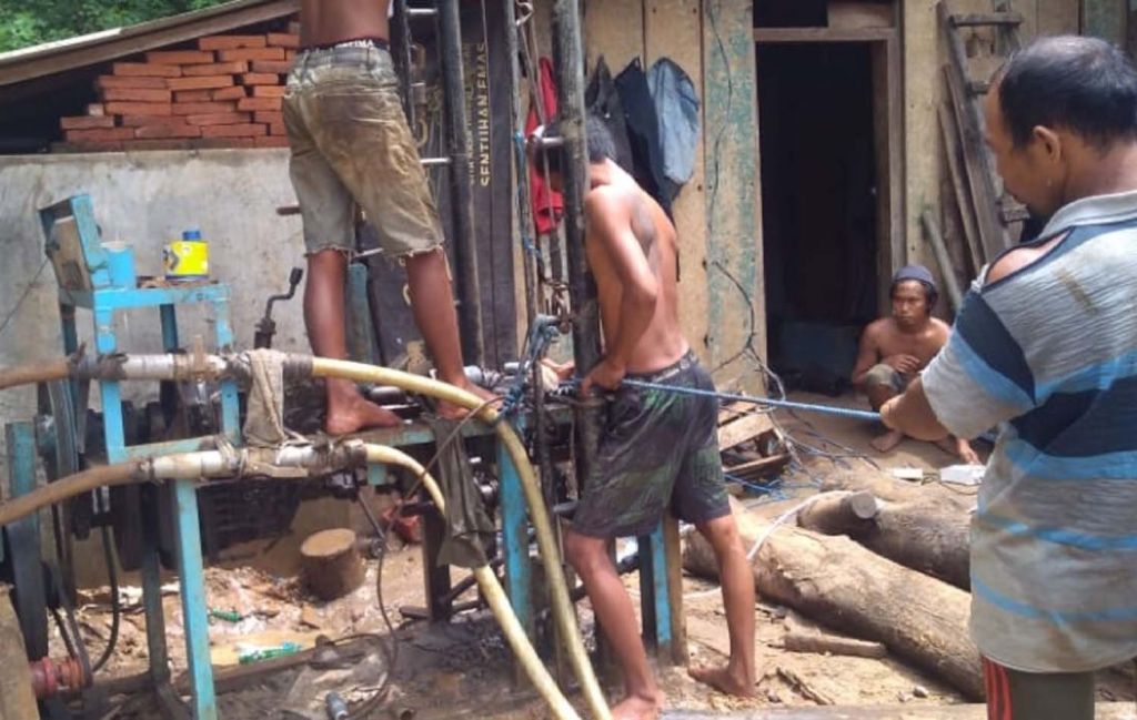 Warga Desa Druju, Kecamatan Sumbermanjing Wetan, Kabupaten Malang patungan biaya membuat sumur bor