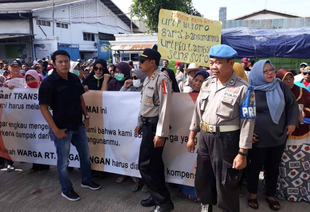 Warga RT 02 Kelurahan Gayungan Surabaya menggelar aksi di depan kantor pemasaran Trans Icon Apartment