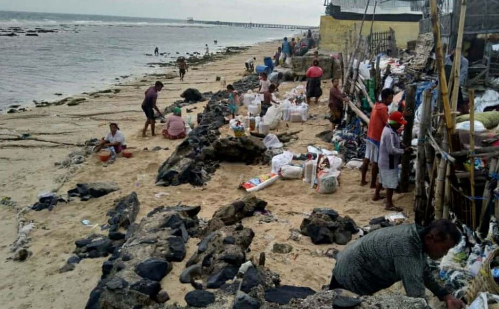 Warga di Pulau Gili Ketapang membuat tanggul darurat