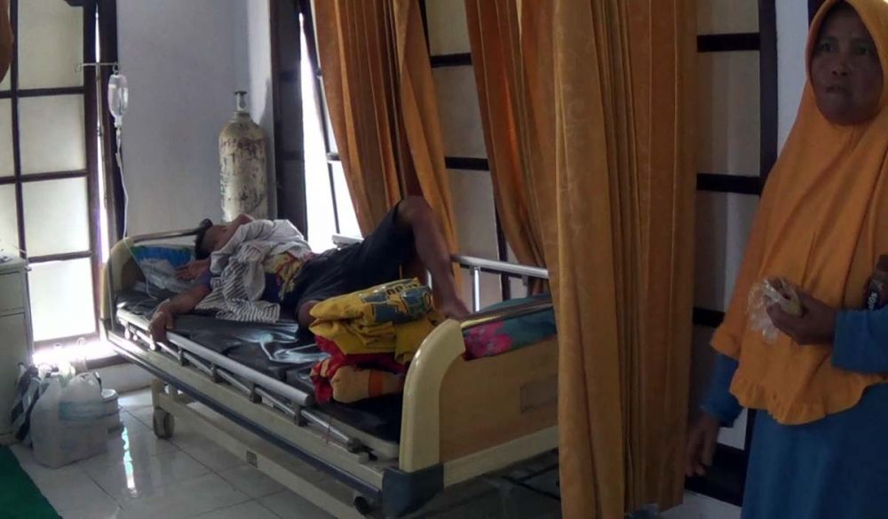 Salah satu korban keracunan di Jombang menjalani perawatan