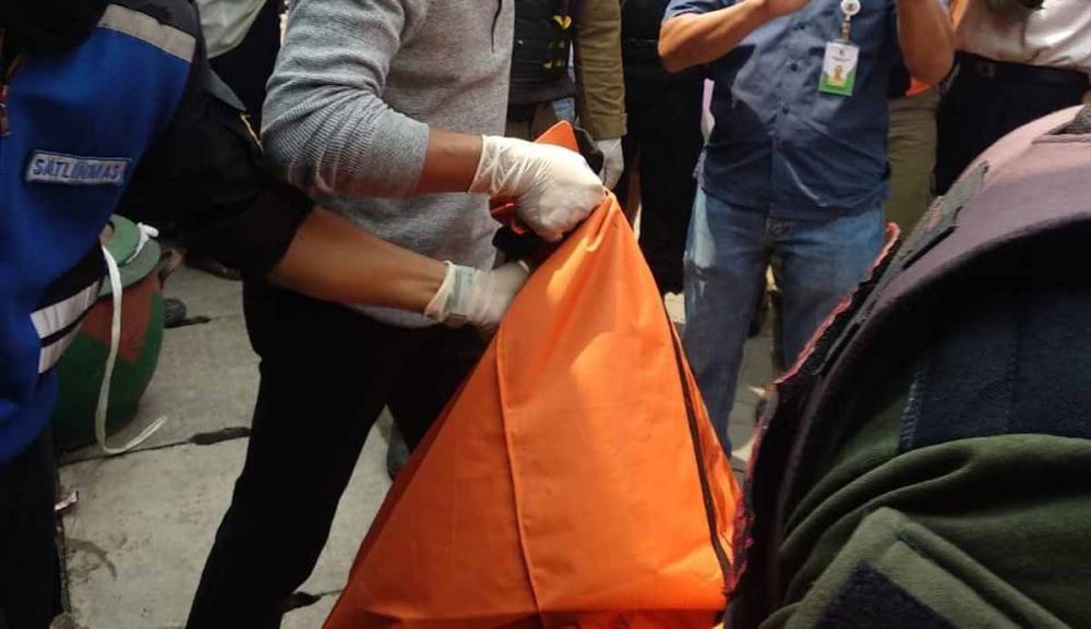 Petugas mengevakuasi jasad warga Kedung Mangu, Surabaya yang tewas membusuk