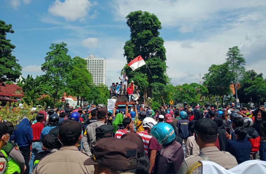 Ratusan warga Madura saat berdemo di depan Balai Kota Surabaya