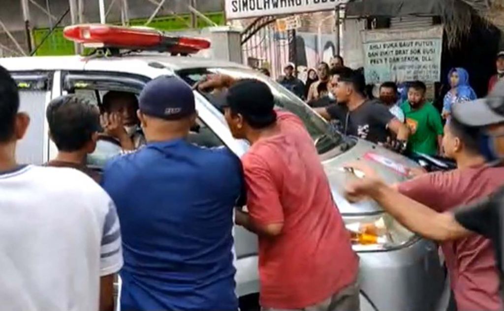 Warga terpaksa menghadang ambulans untuk menolong pelajar SMA yang luka berat akibat kecelakaan