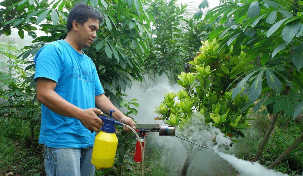 Ahmad Masruri, warga Ponorogo mempraktekkan cara kerja alat fogging mini ciptaannya
