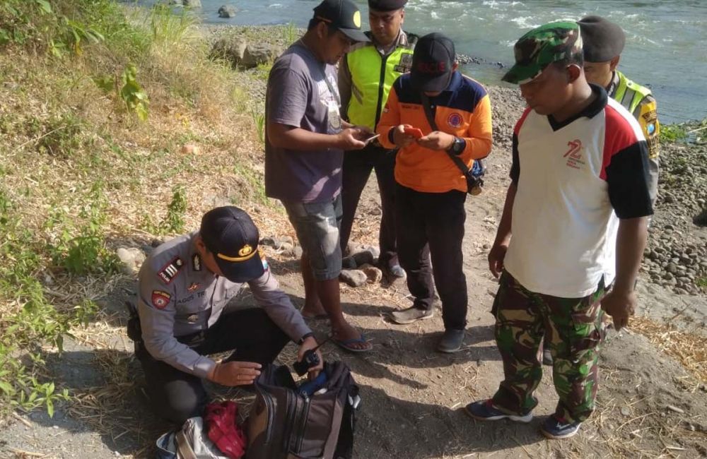 Tim gabungan memeriksa tas yang diduga milik warga Ponorogo yang hilang tenggelam di Sungai Brantas Blitar