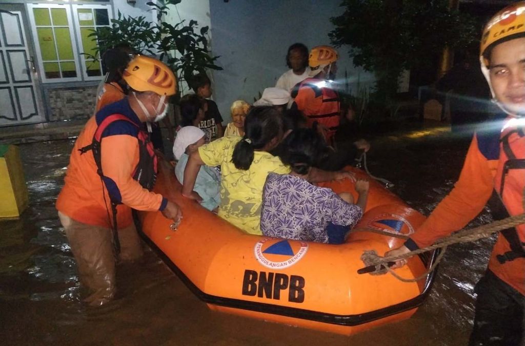 Petugas BPBD Kabupaten Probolinggo mengevakuasi warga terdampak banjir