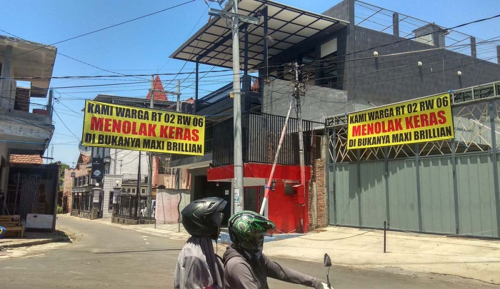 Banner penolakan rencana dibukanya lagi Rumah Karaoke Maxi Brillian Kota Blitar