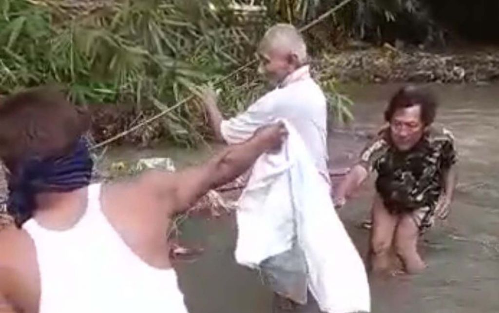 Warga di Banyuwangi mengevakuasi mayat bayi dalam tas plastik