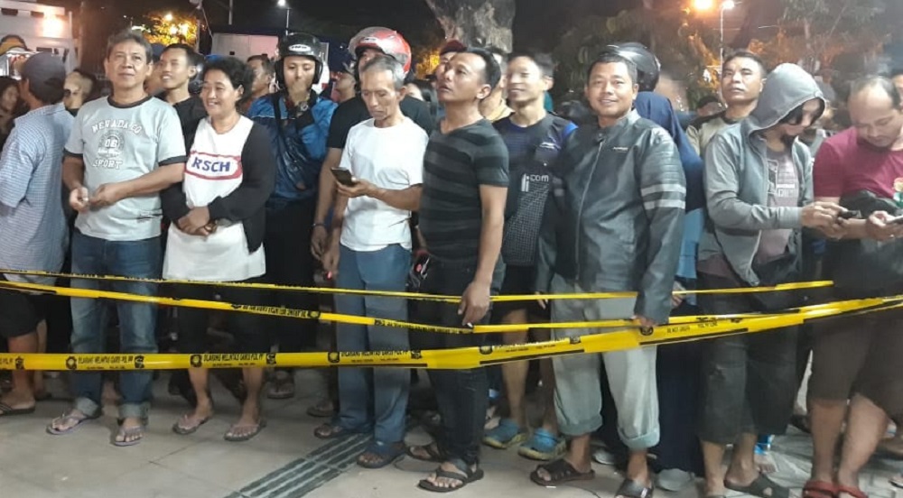 Ratusan warga menonton ingin melihat secara dekat lokasi Jalan Gubeng yang ambles.