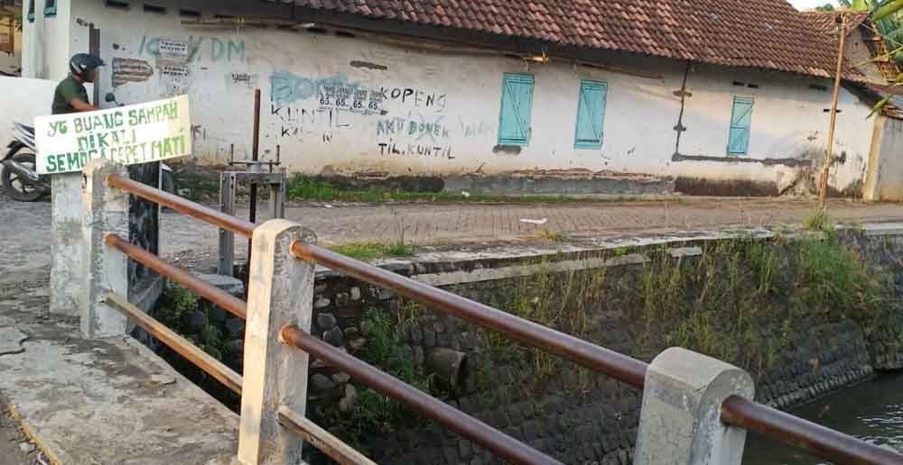 Peringatan keras terpampang di Jembatan Desa Ental Sewu, Kecamatan Buduran, Sidoarjo 